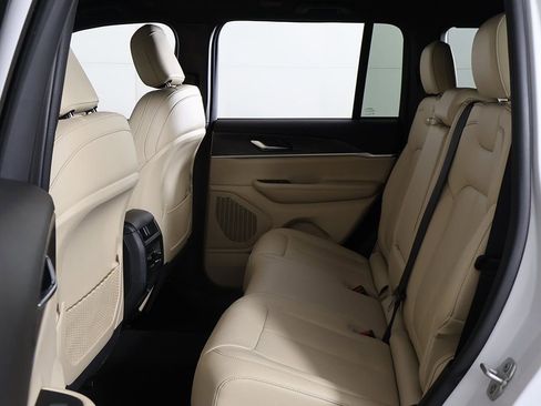 Used 2024 Jeep Grand Cherokee Limited image 27