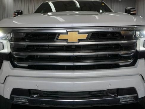 Used 2024 Chevrolet Silverado 1500 High Country w/ High Country Premium Package AWD/4WD image 3