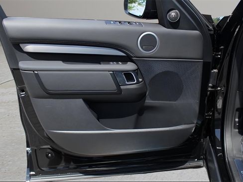 New 2025 Land Rover Discovery Dynamic SE image 9