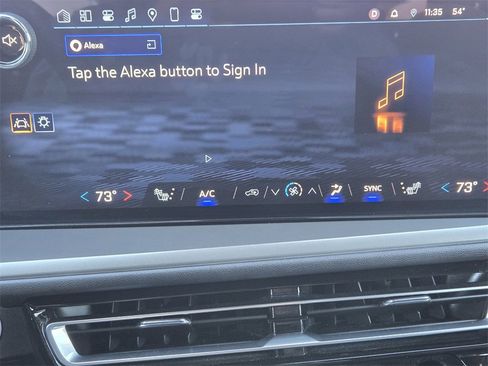 Used 2025 Chevrolet Traverse LT image 8