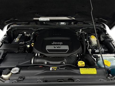 Used 2017 Jeep Wrangler Sahara w/ Connectivity Group image 9