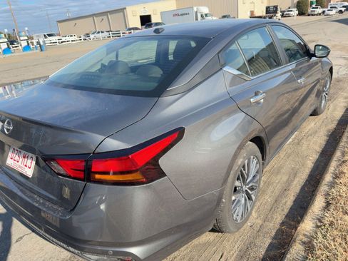 Used 2025 Nissan Altima 2.5 SV image 6