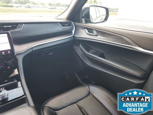 Used 2025 Jeep Grand Cherokee L Limited w/ Luxury Tech Group II image 12