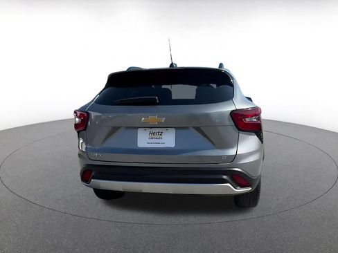 Used 2025 Chevrolet Trax LT FWD image 12