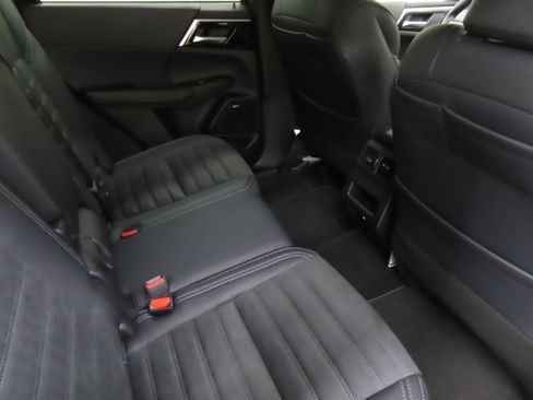 New 2025 Mitsubishi Outlander SE image 23