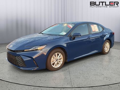 Used 2025 Toyota Camry LE w/ Convenience Package FWD image 2