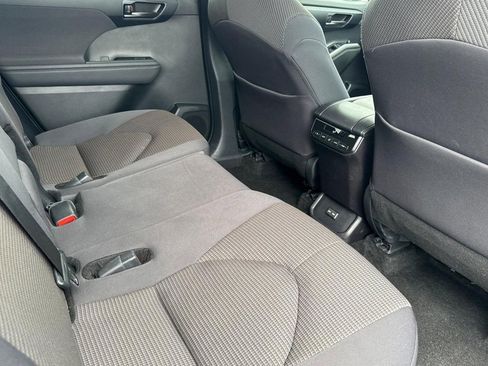 Used 2025 Toyota Highlander LE FWD image 29