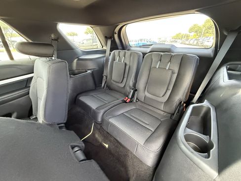 Used 2017 Ford Explorer XLT image 30