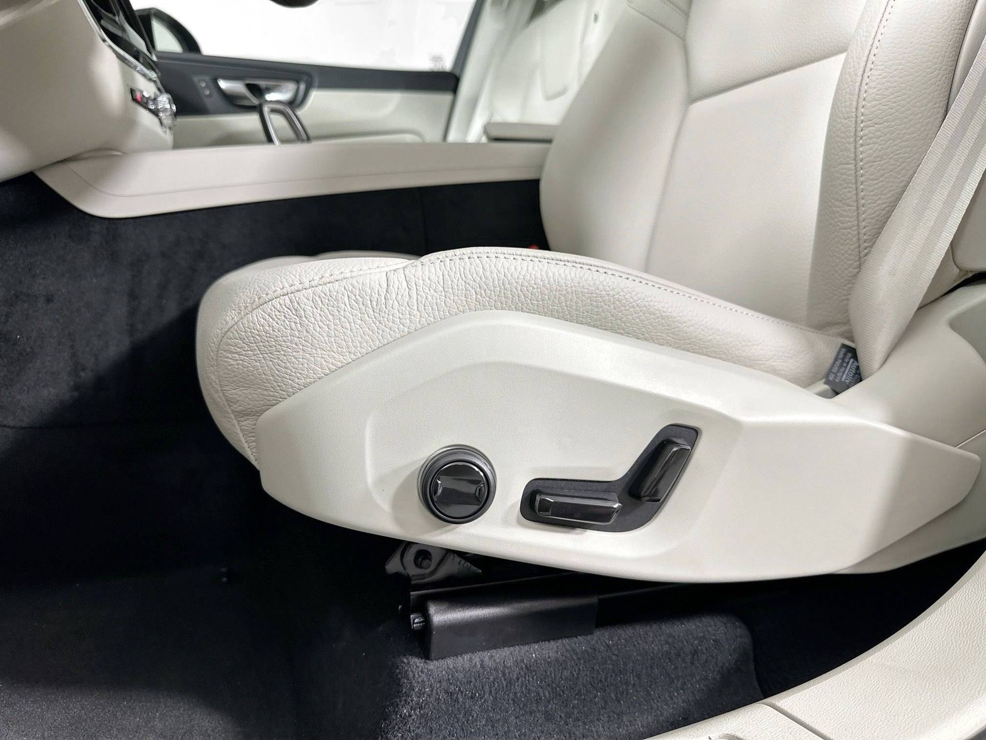 Certified 2025 Volvo XC60 B5 Plus w/ Protection Package Premier AWD/4WD image 16