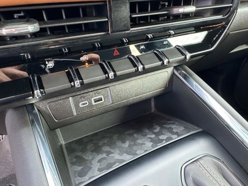 Used 2024 GMC Canyon AT4 image 25