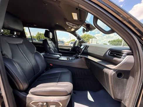 Certified 2024 Jeep Wagoneer L Series II w/ Flexible Seating Group AWD/4WD image 11