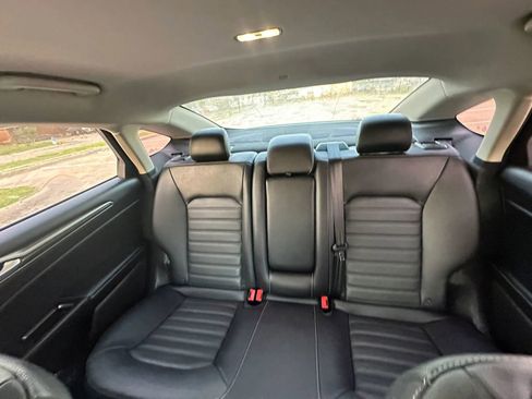 Used 2018 Ford Fusion SE w/ Equipment Group 602A FWD image 12