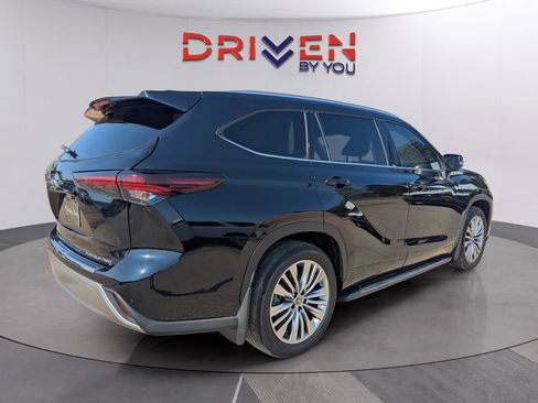 Used 2024 Toyota Highlander Platinum image 6