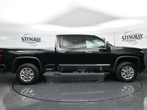 Used 2024 Chevrolet Silverado 2500 High Country w/ High Country Premium Package AWD/4WD image 5