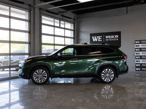 Used 2024 Toyota Highlander Platinum AWD/4WD image 1