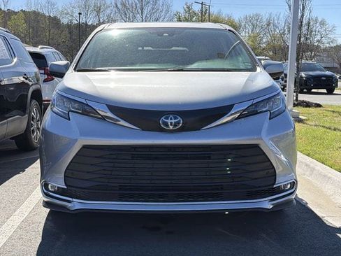 Used 2023 Toyota Sienna XLE image 2