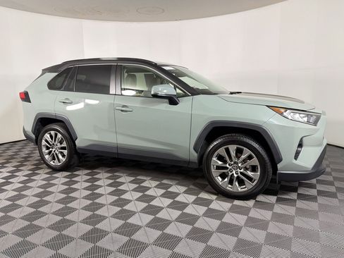 Used 2020 Toyota RAV4 XLE Premium image 6