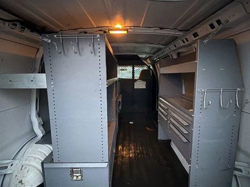 Used 2009 Chevrolet Express 2500 Van 3D image 10