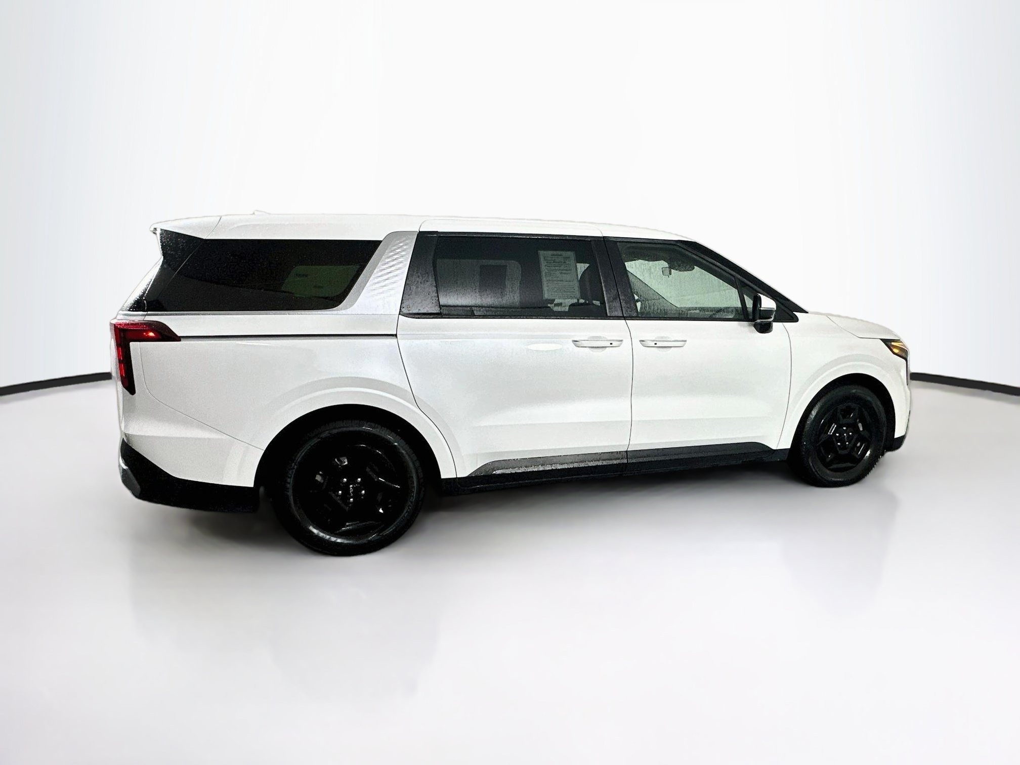 Used 2025 Kia Carnival FWD image 10