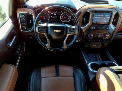 Used 2022 Chevrolet Silverado 1500 High Country w/ Technology Package AWD/4WD image 10