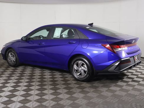Used 2025 Hyundai Elantra SE FWD image 7