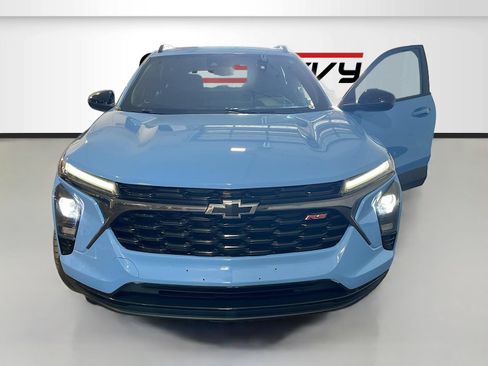 Used 2024 Chevrolet Trax RS w/ Sunroof Package FWD image 2