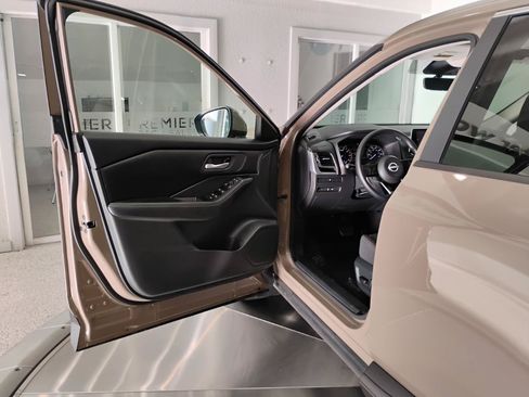 Used 2024 Nissan Rogue SV FWD image 10