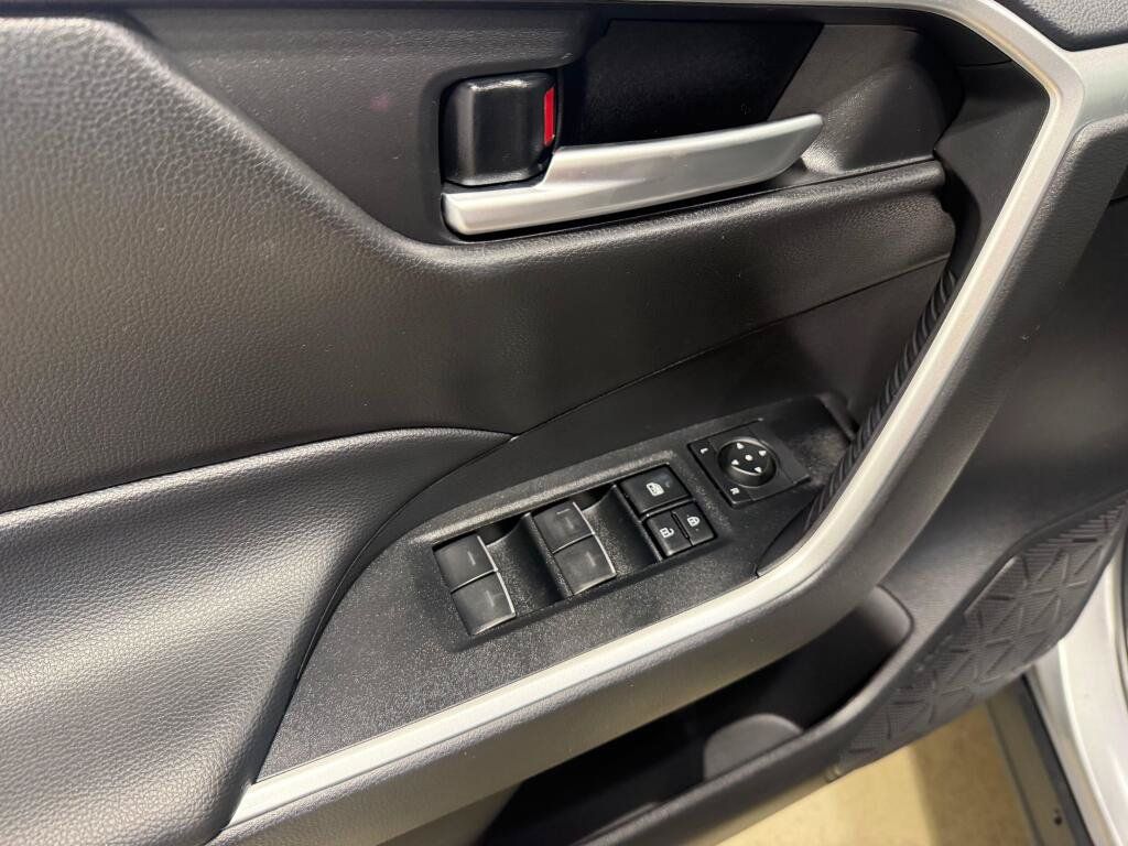 Used 2025 Toyota RAV4 XLE AWD/4WD image 24