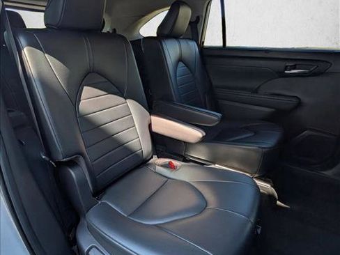 Used 2022 Toyota Highlander XLE AWD/4WD image 21