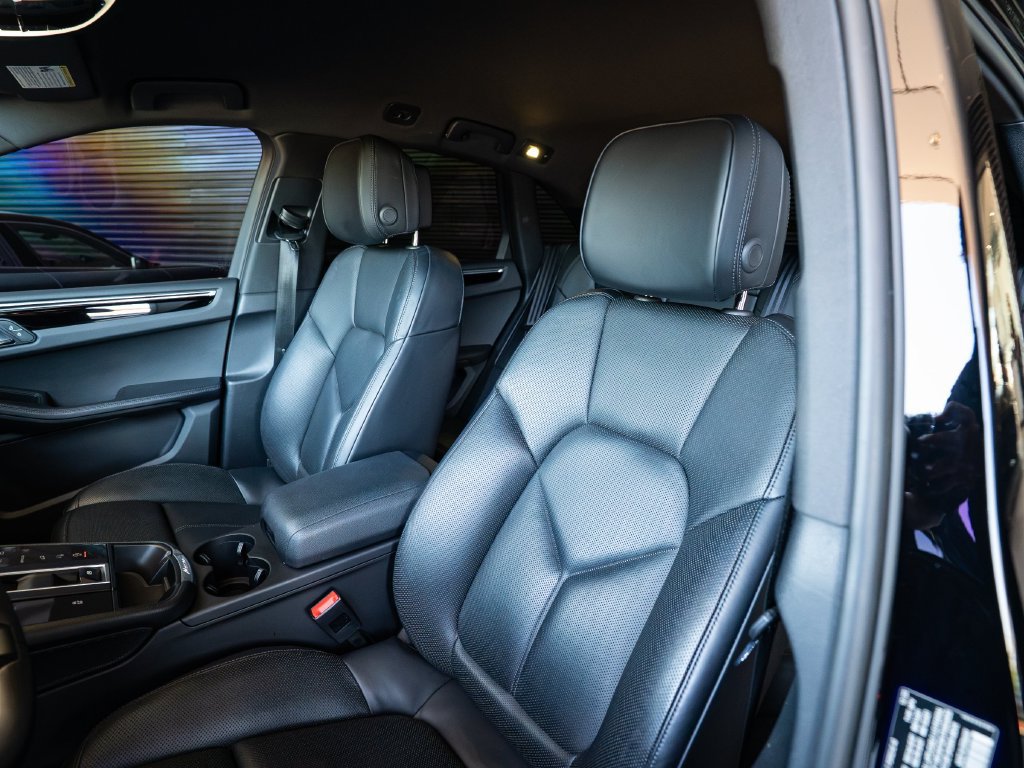 Certified 2024 Porsche Macan AWD/4WD image 5