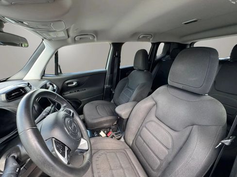 Used 2018 Jeep Renegade Latitude FWD image 12