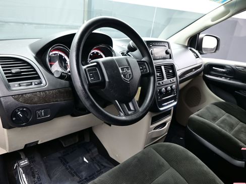 Used 2016 Dodge Grand Caravan American Value Package FWD image 11