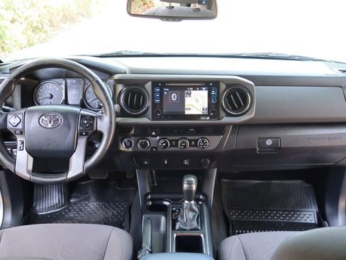 Used 2017 Toyota Tacoma TRD Off-Road w/ Tow Package AWD/4WD image 25