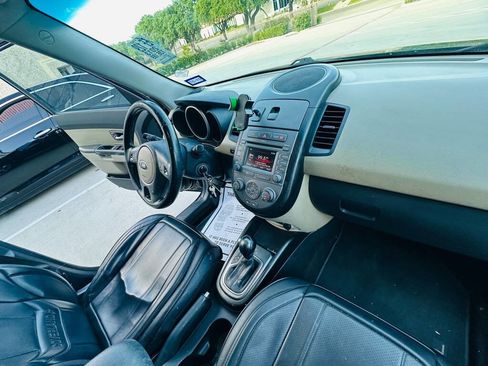 Used 2013 Kia Soul ! FWD image 26