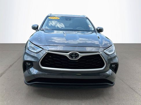 Used 2022 Toyota Highlander XLE FWD image 9