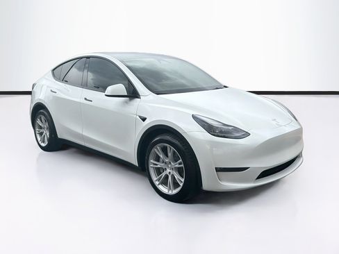 Used 2023 Tesla Model Y AWD image 3