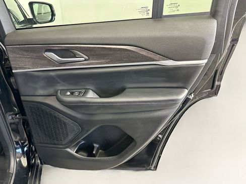 Used 2024 Jeep Grand Cherokee Limited image 32