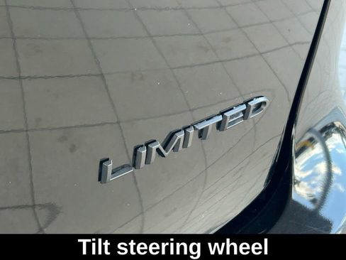 Used 2025 Chrysler Pacifica Limited image 28