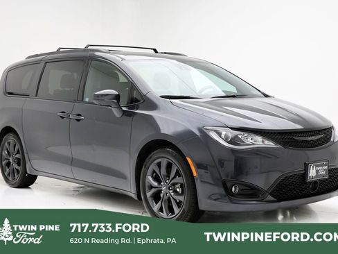Used 2020 Chrysler Pacifica Touring-L w/ Advanced Safetytec Group image 1