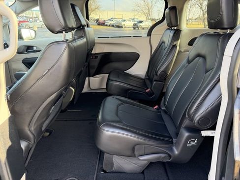 Used 2024 Chrysler Pacifica Touring-L image 15