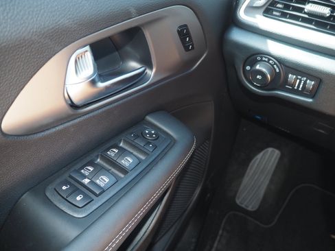 New 2025 Chrysler Pacifica Select w/ Uconnect Theater Family Group image 32