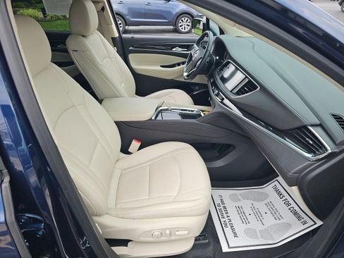 Used 2022 Buick Enclave Essence image 9
