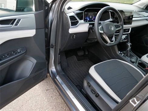 Certified 2025 Volkswagen Taos SE image 12
