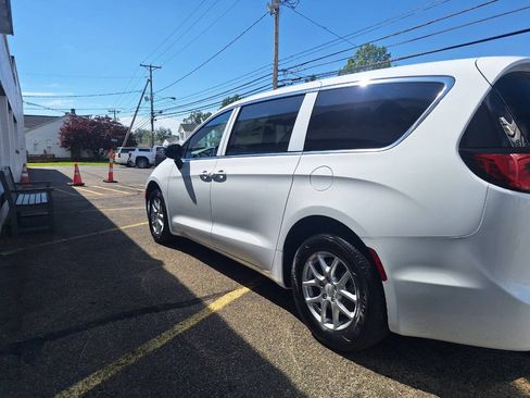 New 2027 Chrysler Pacifica Select FWD image 5