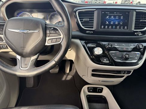 Used 2018 Chrysler Pacifica Touring-L image 26