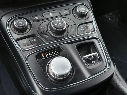 Used 2015 Chrysler 200 S w/ Navigation & Sound Group I image 27