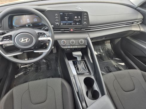 Certified 2025 Hyundai Elantra SE FWD image 12