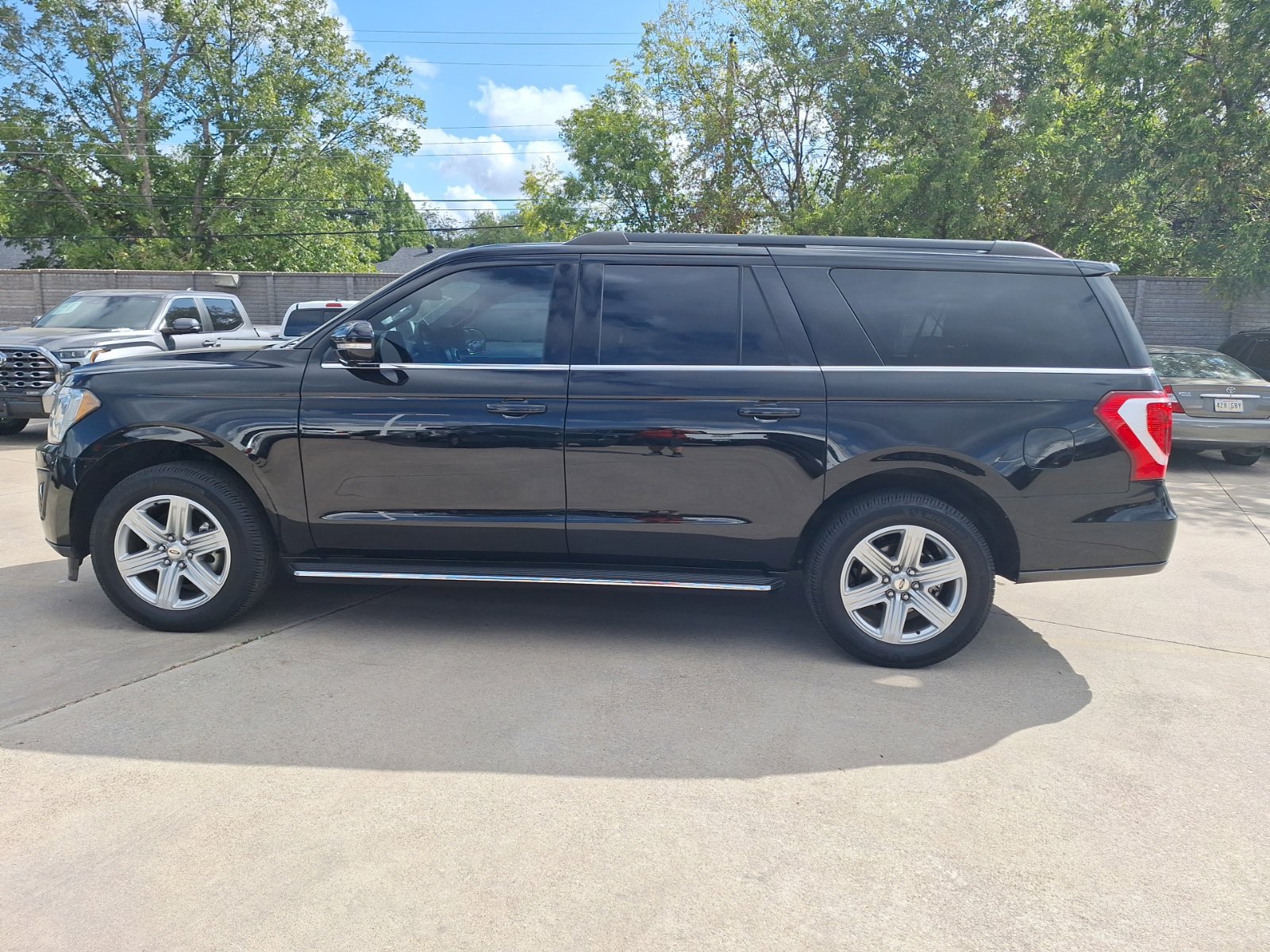 Used 2020 Ford Expedition Max XLT w/ Equipment Group 202A RWD image 3