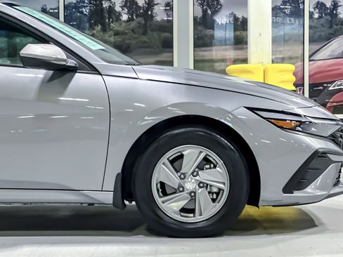 Used 2025 Hyundai Elantra SE FWD image 32