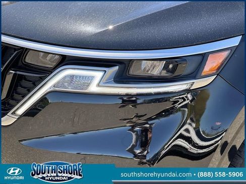 Used 2024 Kia Carnival EX FWD image 10